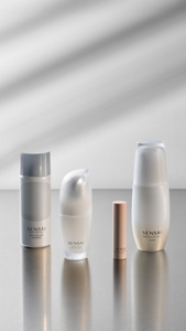 Hautpflege-Must-haves für Männer nebeneinander vor einem Lifestyle-Hintergrund
